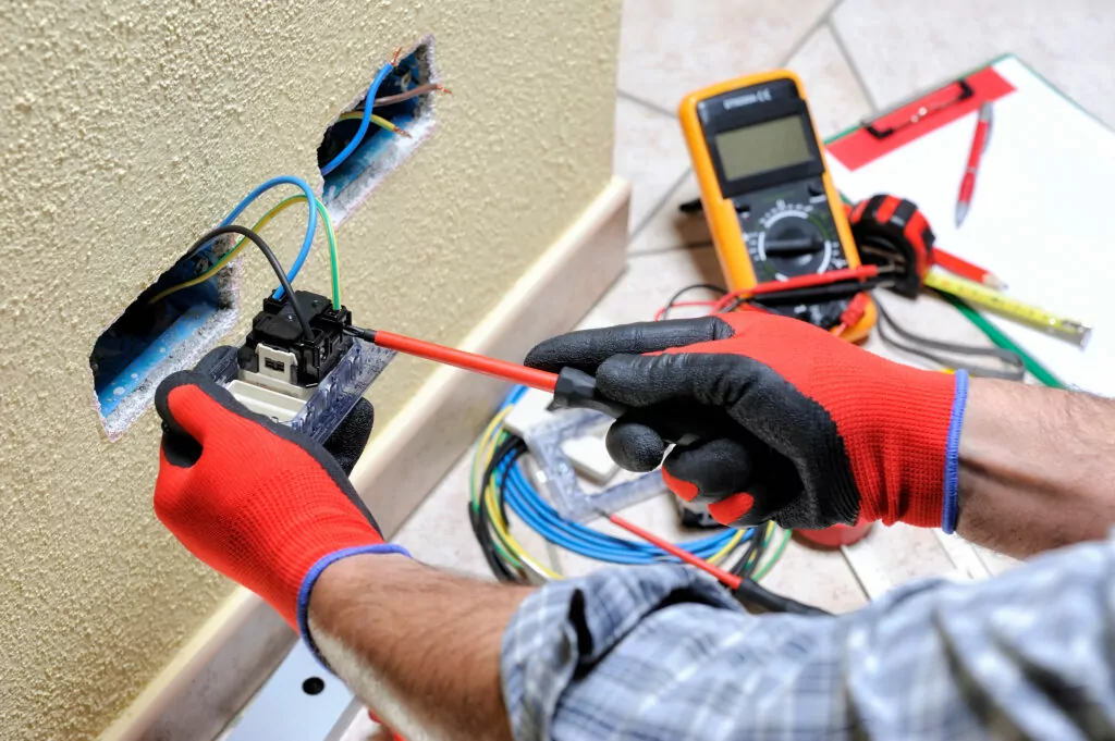 Elektriker bei der Arbeit mit Sicherheitsausrüstung an einem Wohnsitz